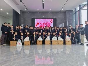 鮮花贈(zèng)芳華，好禮敬巾幗